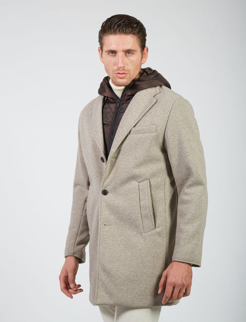 Cappotto in maglia con pettorina e cappuccio