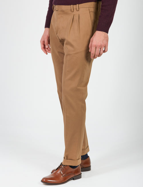 Trousers with pleats in satin fabric