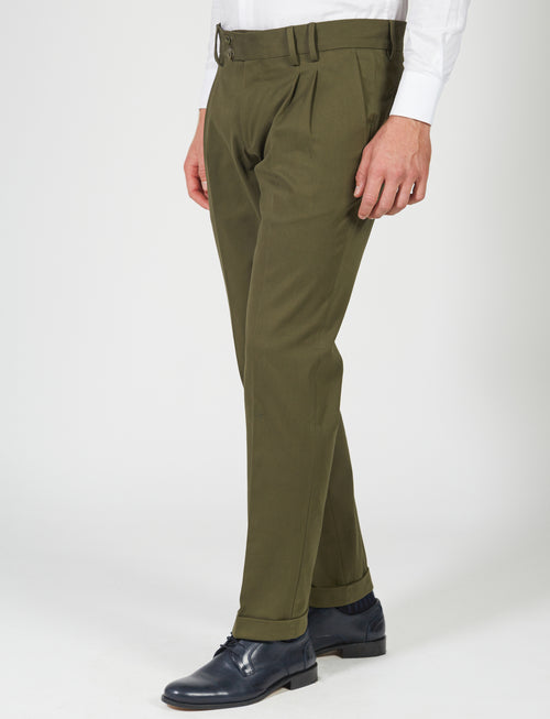 Trousers with pleats in satin fabric