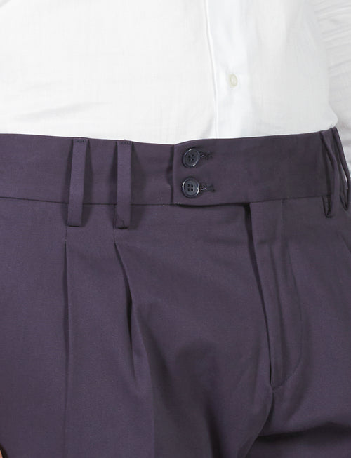 Trousers with pleats in satin fabric