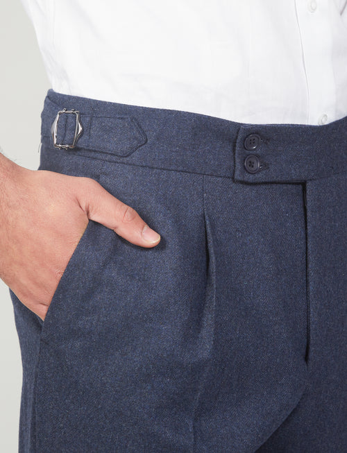 Pantaloni con pence in flanella di lana